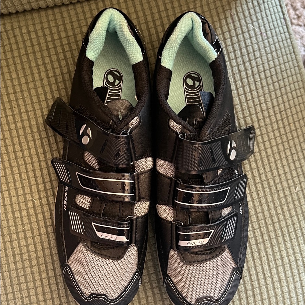Women’s 7-1/2 Bontrager Evoke bike clip ins.